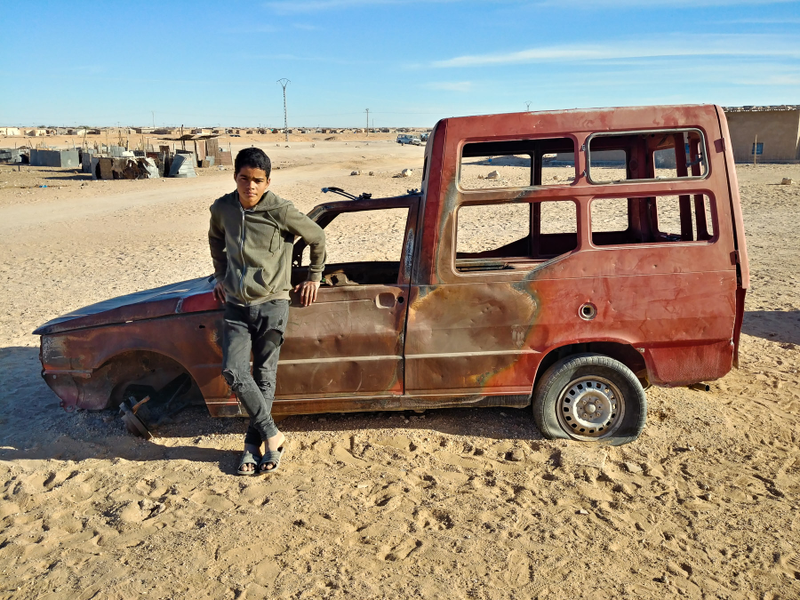 Illustration for article titled In War Torn Western Sahara, These Old Cars Are The King And Queen
